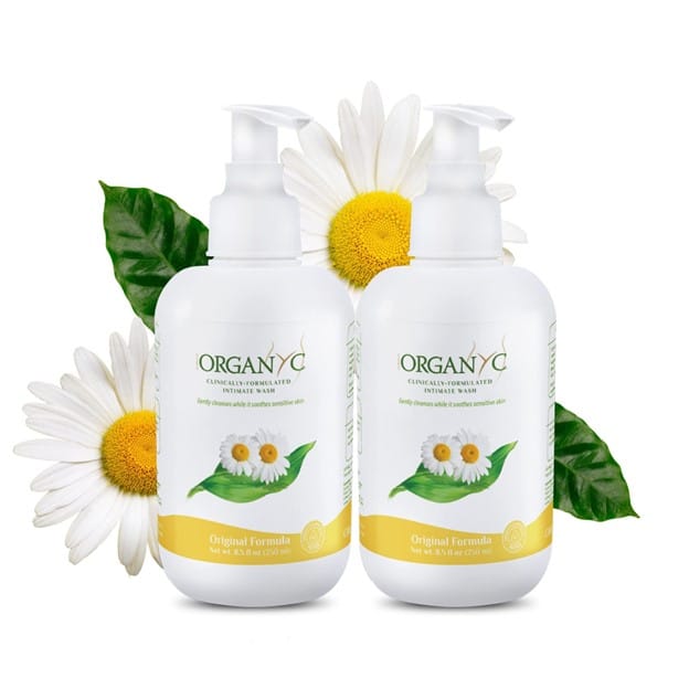 Flacon de gel intime Organyc, produit bio et naturel pour l'hygiène intime, enrichi en huile essentielle de camomille et fleurs de calendula, sans parabènes ni sulfates, respectueux des peaux sensibles