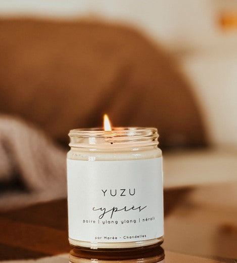 Chandelle parfumée Yuzu Cyprès de Marée, en pot, posée sur une surface neutre, avec ambiance naturelle et lumière douce – fragrance aux notes de yuzu, cyprès, poire, ylang-ylang et néroli, édition limitée.