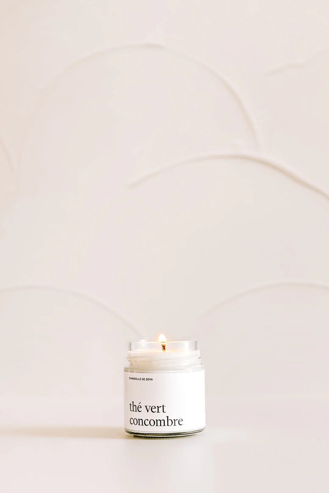 Chandelle de soya Thé Vert Concombre – Bougie naturelle artisanale dans un pot en verre, posée sur une surface en blanche