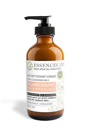 Bouteille de lait nettoyant avec une pompe distributrice L’Éclaircissant posée sur fond neutre .