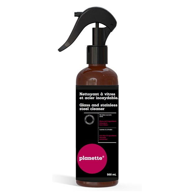 Bouteille de nettoyant multi-surfaces 500 ml à base d’alcool 99 % et savon de Marseille, posée sur un fond neutre, avec vaporisateur.