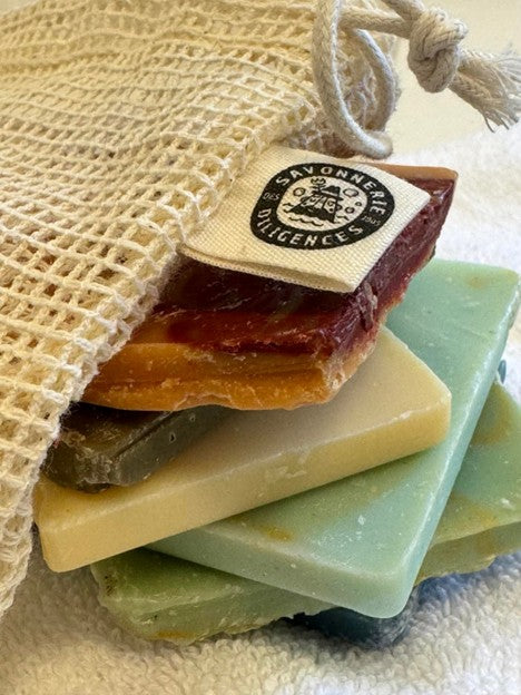 pochette remplie de retailles colorées qui dépassent de la pochette