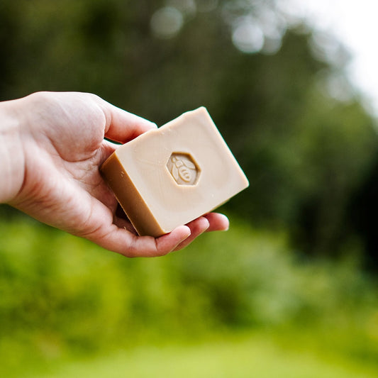 savon en main dans un décor extérieur