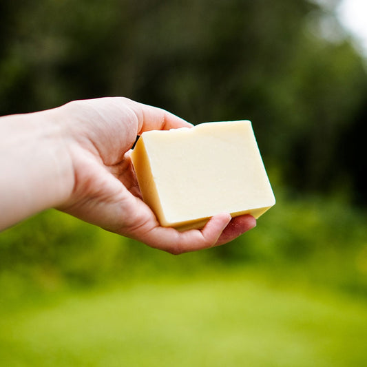 savon artisanal le barbier 100g à base de théier et thym blanc, barre de savon naturel pour rasage