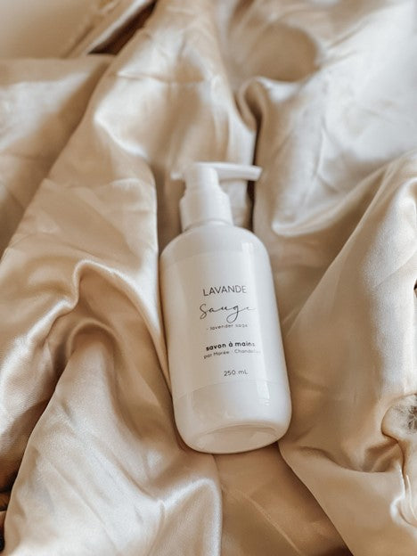 Savon à mains naturel Lavande Sauge 250 ml - bouteille posé sur une douillette moelleuse