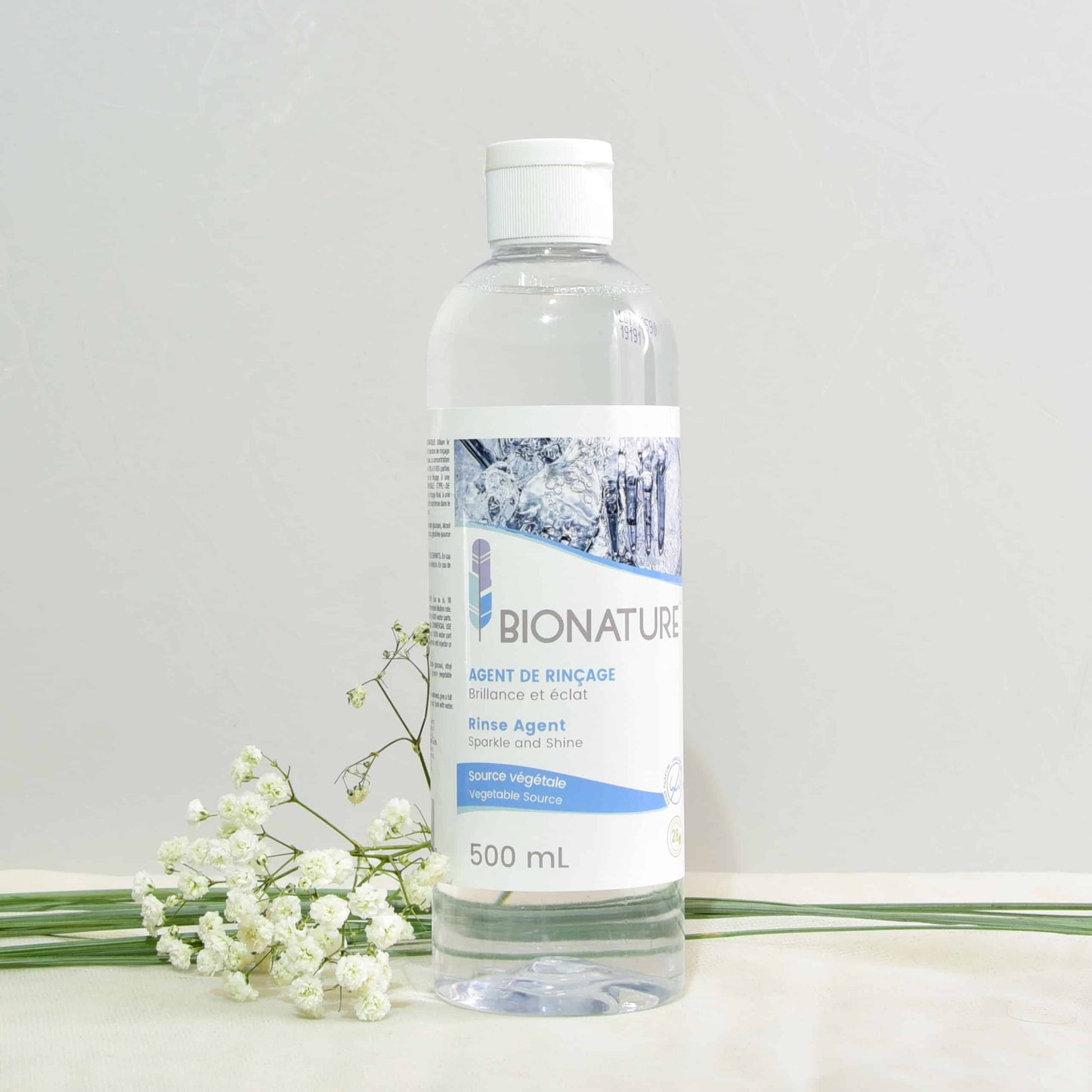 Bouteille d’agent de rinçage Bionature, fini brillant, formule végétale, biodégradable.