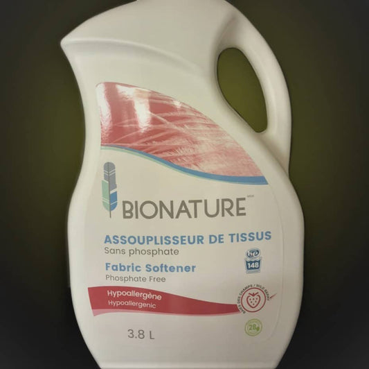 Bouteille d’assouplisseur de tissus Bionature, hypoallergène, biodégradable, à base d’huile végétale.