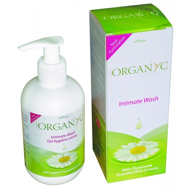 Flacon de gel intime Organyc, produit bio et naturel pour l'hygiène intime, enrichi en huile essentielle de camomille et fleurs de calendula, sans parabènes ni sulfates, respectueux des peaux sensibles
