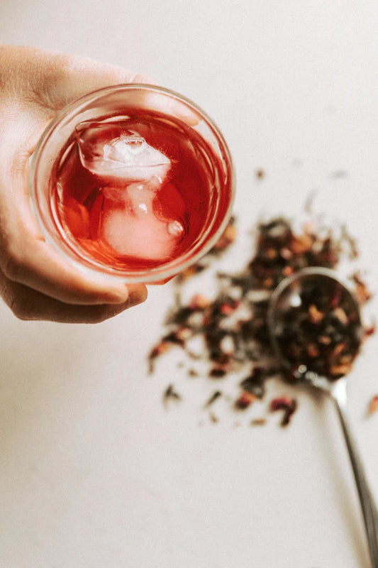 Thé glacé Hibiscus et Mélisse - LES MAUVAISES HERBES