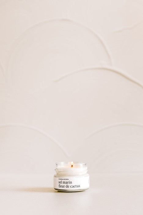 Chandelle de soya Sel marin et Fleur de cactus dans un pot de verre, posée sur un comptoir blanc 