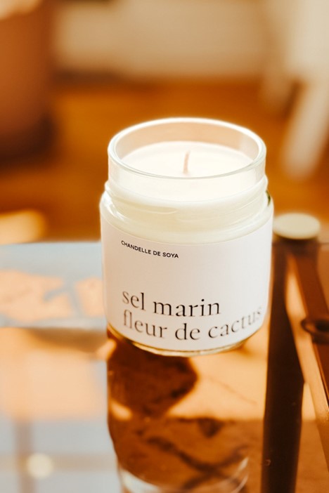 Chandelle de soya Sel marin et Fleur de cactus dans un pot de verre, posée sur un comptoir, espace cocooning