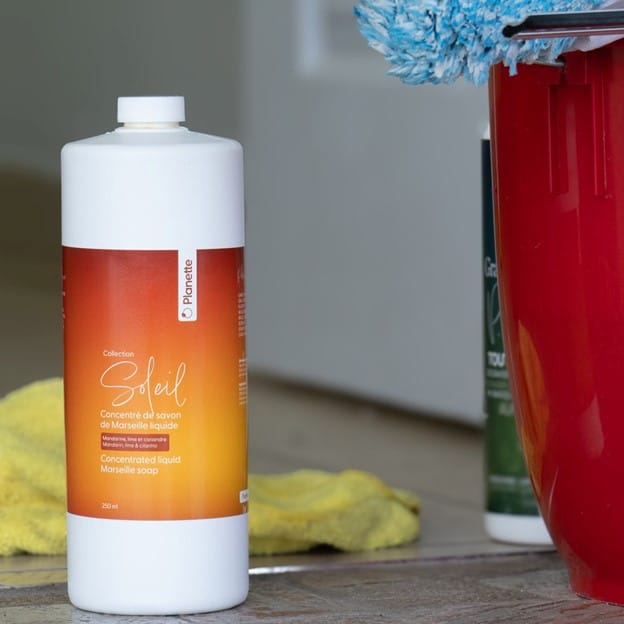 bouteille de 250 ml de nettoyant naturel à la lime et mandarine, produit ménager écologique 

