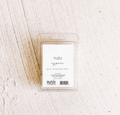 Pastilles de cire de soya parfum Yuzu Cyprès, emballage de 6 cubes, sur fond neutre – produit naturel et rafraîchissant pour diffuseur, sans agents toxiques.
