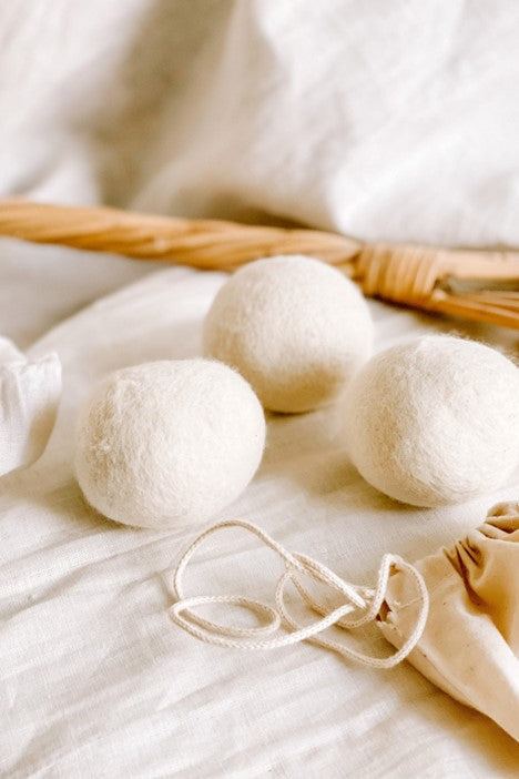 Balles de séchage en laine naturelle sur fond blanc décor doux – ensemble de 3 avec sac en coton bio
